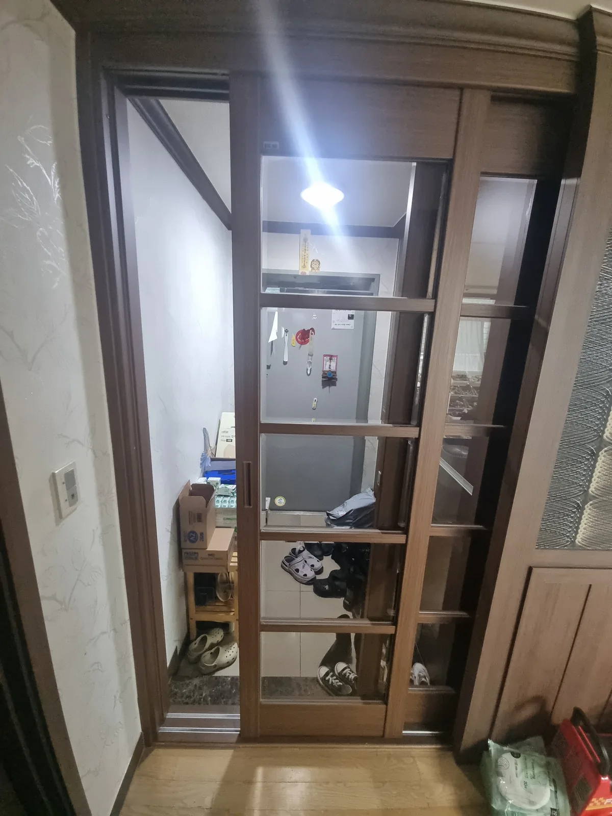 베란다 샤시 롤러 교체 시공 후 - 신품 롤러 설치 완료